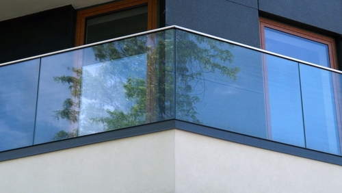 polskie przepisy budowlane dotyczące szkła w balustradach 